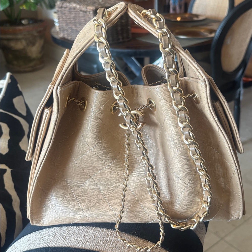 Chic Beige Quilted Shoulder Bag with Gold Chain Strap 25 CC - Picture 1 of 11